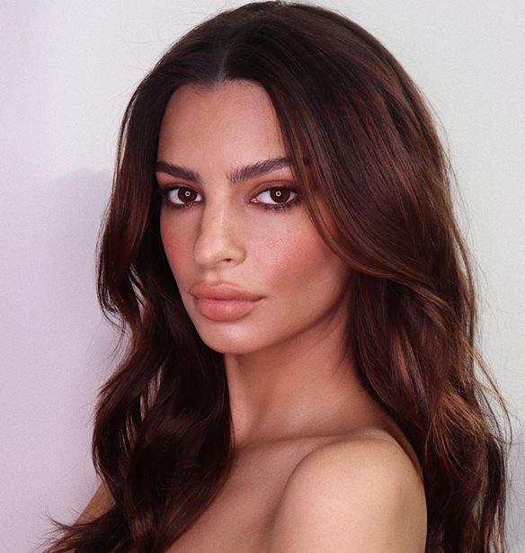Emily Ratajkowski | &#x3A4;&#x3BF; low maintenance (&#x3BA;&#x3B1;&#x3B9; hot) &#x3C7;&#x3C4;&#x3AD;&#x3BD;&#x3B9;&#x3C3;&#x3BC;&#x3B1; &#x3C4;&#x3B7;&#x3C2; &#x3BD;&#x3B5;&#x3B1;&#x3C1;&#x3AE;&#x3C2; &#x3BC;&#x3B1;&#x3BD;&#x3BF;&#x3CD;&#x3BB;&#x3B1;&#x3C2;
