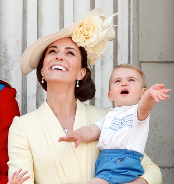 Trooping the Colour | &#x397; &#x3C0;&#x3C1;&#x3CE;&#x3C4;&#x3B7; &#x3C6;&#x3BF;&#x3C1;&#x3AC; &#x3C0;&#x3BF;&#x3C5; &#x3BF; &#x3C0;&#x3C1;&#x3AF;&#x3B3;&#x3BA;&#x3B9;&#x3C0;&#x3B1;&#x3C2; Louis &#x3C0;&#x3B1;&#x3C1;&#x3B1;&#x3BA;&#x3BF;&#x3BB;&#x3BF;&#x3CD;&#x3B8;&#x3B7;&#x3C3;&#x3B5; &#x3C4;&#x3B7;&#x3BD; &#x3C0;&#x3B1;&#x3C1;&#x3AD;&#x3BB;&#x3B1;&#x3C3;&#x3B7;