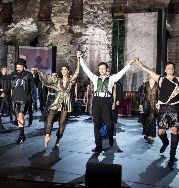 Deux Hommes | &#x3A3;&#x3C7;&#x3B5;&#x3B4;&#x3AF;&#x3B1;&#x3C3;&#x3B1;&#x3BD; &#x3BA;&#x3BF;&#x3C3;&#x3C4;&#x3BF;&#x3CD;&#x3BC;&#x3B9;&#x3B1; &#x3B3;&#x3B9;&#x3B1; &#x3C4;&#x3B9;&#x3C2; &#x3BC;&#x3C0;&#x3B1;&#x3BB;&#x3B1;&#x3C1;&#x3AF;&#x3BD;&#x3B5;&#x3C2; &#x3C4;&#x3B7;&#x3C2; &#x395;&#x3B8;&#x3BD;&#x3B9;&#x3BA;&#x3AE;&#x3C2; &#x39B;&#x3C5;&#x3C1;&#x3B9;&#x3BA;&#x3AE;&#x3C2; &#x3A3;&#x3BA;&#x3B7;&#x3BD;&#x3AE;&#x3C2;