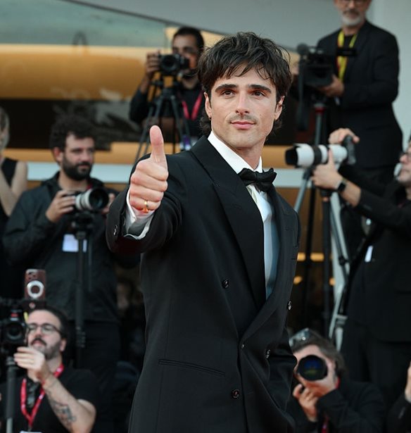 Jacob Elordi | &#x397; viral &#x3B1;&#x3BD;&#x3C4;&#x3AF;&#x3B4;&#x3C1;&#x3B1;&#x3C3;&#x3B7; &#x3C3;&#x3B5; &#x3C0;&#x3B1;&#x3C1;&#x3B1;&#x3C4;&#x3AE;&#x3C1;&#x3B7;&#x3C3;&#x3B7; &#x3C5;&#x3C0;&#x3B5;&#x3CD;&#x3B8;&#x3C5;&#x3BD;&#x3BF;&#x3C5; &#x3C4;&#x3BF;&#x3C5; &#x3A6;&#x3B5;&#x3C3;&#x3C4;&#x3B9;&#x3B2;&#x3AC;&#x3BB; &#x39A;&#x3B9;&#x3BD;&#x3B7;&#x3BC;&#x3B1;&#x3C4;&#x3BF;&#x3B3;&#x3C1;&#x3AC;&#x3C6;&#x3BF;&#x3C5; &#x3C4;&#x3B7;&#x3C2; &#x392;&#x3B5;&#x3BD;&#x3B5;&#x3C4;&#x3AF;&#x3B1;&#x3C2;