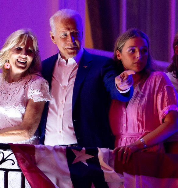 Naomi Biden | H 27&#x3C7;&#x3C1;&#x3BF;&#x3BD;&#x3B7; &#x3B5;&#x3B3;&#x3B3;&#x3BF;&#x3BD;&#x3AE; &#x3C4;&#x3BF;&#x3C5; Joe Biden &#x3B1;&#x3C1;&#x3C1;&#x3B1;&#x3B2;&#x3C9;&#x3BD;&#x3B9;&#x3AC;&#x3C3;&#x3C4;&#x3B7;&#x3BA;&#x3B5; &#x2013; &#x397; &#x3C6;&#x3C9;&#x3C4;&#x3BF;&#x3B3;&#x3C1;&#x3B1;&#x3C6;&#x3AF;&#x3B1; &#x3BC;&#x3B5; &#x3C4;&#x3BF; &#x3BC;&#x3BF;&#x3BD;&#x3CC;&#x3C0;&#x3B5;&#x3C4;&#x3C1;&#x3BF;