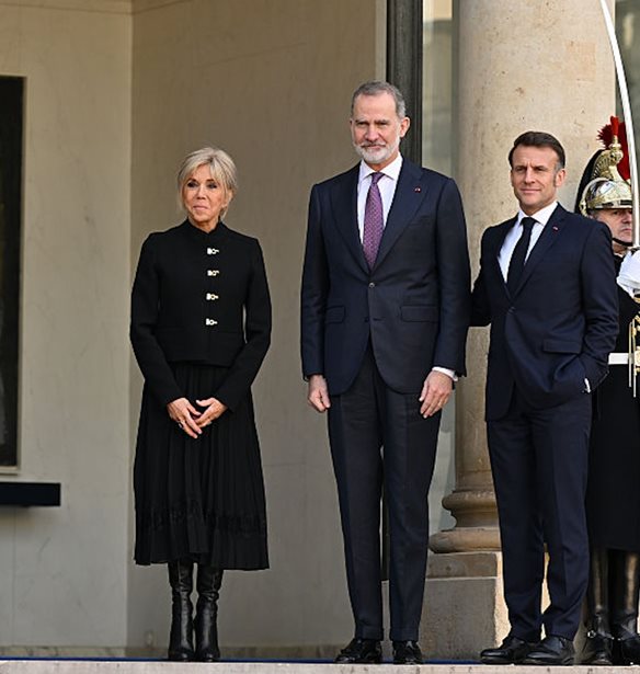 Η Brigitte Macron με στρατιωτικής έμπνευσης εμφάνιση στην υποδοχή του βασιλιά Felipe