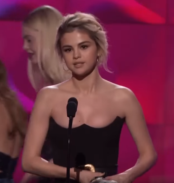 Selena Gomez: &#x39F; &#x3C3;&#x3C5;&#x3B3;&#x3BA;&#x3B9;&#x3BD;&#x3B7;&#x3C4;&#x3B9;&#x3BA;&#x3CC;&#x3C2; &#x3B5;&#x3C5;&#x3C7;&#x3B1;&#x3C1;&#x3B9;&#x3C3;&#x3C4;&#x3AE;&#x3C1;&#x3B9;&#x3BF;&#x3C2; &#x3BB;&#x3CC;&#x3B3;&#x3BF;&#x3C2; &#x3C4;&#x3B7;&#x3C2; &#x3B3;&#x3B9;&#x3B1; &#x3C4;&#x3BF; &#x3B2;&#x3C1;&#x3B1;&#x3B2;&#x3B5;&#x3AF;&#x3BF; Woman of the Year