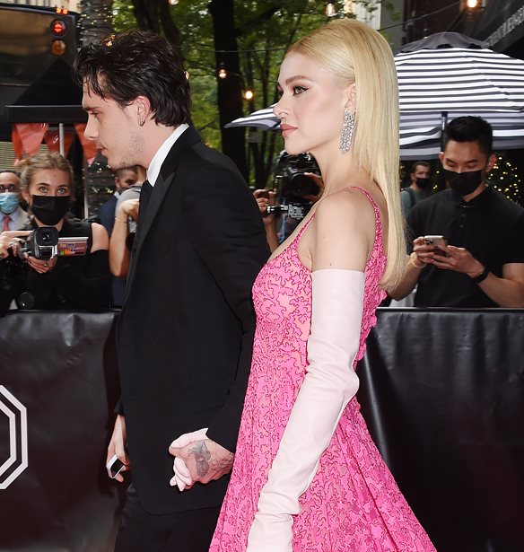 Brooklyn Beckham - Nicola Peltz | &#x397; &#x3C1;&#x3BF;&#x3BC;&#x3B1;&#x3BD;&#x3C4;&#x3B9;&#x3BA;&#x3AE; old Hollywood &#x3B5;&#x3BC;&#x3C6;&#x3AC;&#x3BD;&#x3B9;&#x3C3;&#x3B7; &#x3C4;&#x3BF;&#x3C5; &#x3B1;&#x3C1;&#x3C1;&#x3B1;&#x3B2;&#x3C9;&#x3BD;&#x3B9;&#x3B1;&#x3C3;&#x3BC;&#x3AD;&#x3BD;&#x3BF;&#x3C5; &#x3B6;&#x3B5;&#x3C5;&#x3B3;&#x3B1;&#x3C1;&#x3B9;&#x3BF;&#x3CD; &#x3C3;&#x3C4;&#x3BF; Met Gala