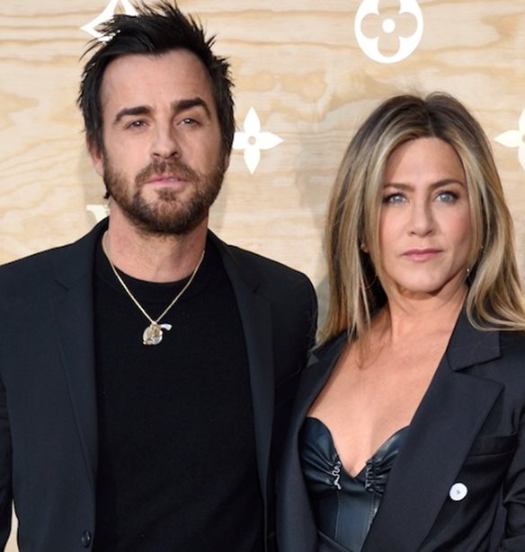 Justin Theroux: &#x391;&#x3BD;&#x3B5;&#x3B2;&#x3AC;&#x3B6;&#x3B5;&#x3B9; &#x3C1;&#x3BF;&#x3BC;&#x3B1;&#x3BD;&#x3C4;&#x3B9;&#x3BA;&#x3AD;&#x3C2; &#x3C6;&#x3C9;&#x3C4;&#x3BF;&#x3B3;&#x3C1;&#x3B1;&#x3C6;&#x3AF;&#x3B5;&#x3C2; &#x3BC;&#x3B5; &#x3C4;&#x3B7;&#x3BD; Jennifer Aniston &#x3C3;&#x3C4;&#x3BF; &#x3A0;&#x3B1;&#x3C1;&#x3AF;&#x3C3;&#x3B9;