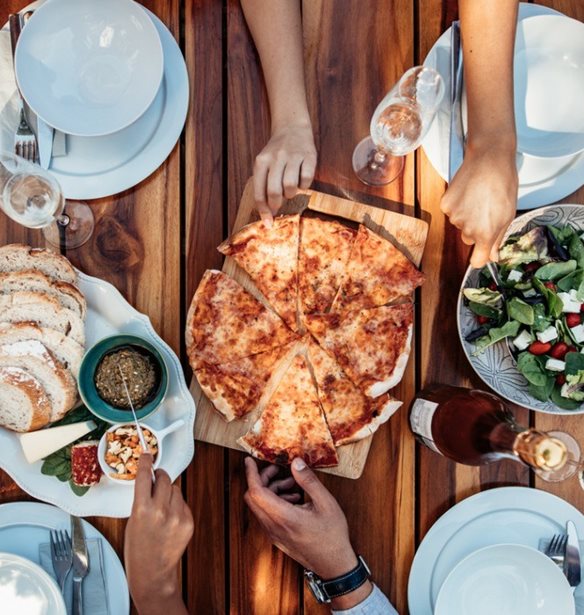 Τι να κάνω όταν τρώω πολύ; Να πώς θα ξεπεράσεις το food hangover