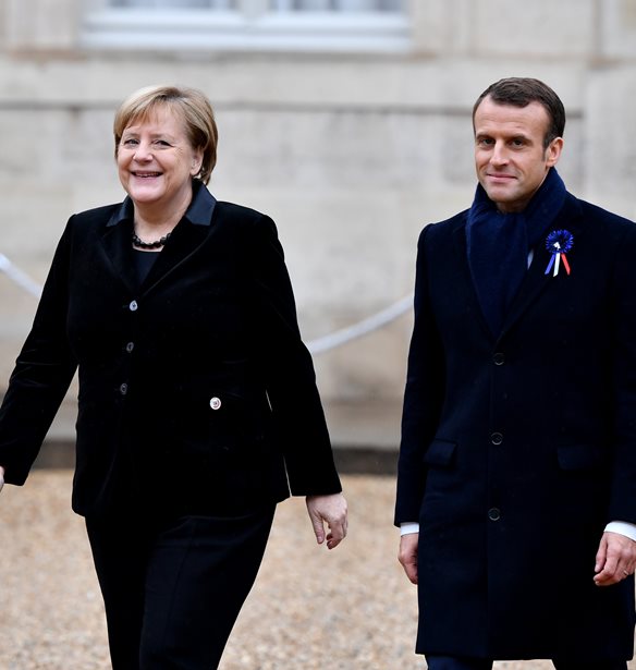 &#x39C;&#x3AF;&#x3B1; &#x3B3;&#x3C5;&#x3BD;&#x3B1;&#x3AF;&#x3BA;&#x3B1; &#x3B1;&#x3C0;&#x3CC; &#x3C4;&#x3B7;&#x3BD; &#x393;&#x3B1;&#x3BB;&#x3BB;&#x3AF;&#x3B1; &#x3BC;&#x3C0;&#x3AD;&#x3C1;&#x3B4;&#x3B5;&#x3C8;&#x3B5; &#x3C4;&#x3B7;&#x3BD; Angela Merkel &#x3BC;&#x3B5; &#x3C4;&#x3B7;&#x3BD; Brigitte Macron