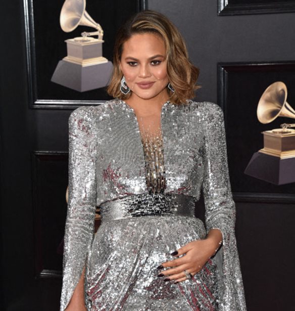 Chrissy Teigen |&#x3A4;&#x3B9; &#x3C3;&#x3C5;&#x3BC;&#x3B2;&#x3BF;&#x3BB;&#x3AF;&#x3B6;&#x3B5;&#x3B9; &#x3C4;&#x3BF; &#x3BD;&#x3AD;&#x3BF; &#x3C4;&#x3B1;&#x3C4;&#x3BF;&#x3C5;&#x3AC;&#x3B6; &#x3C0;&#x3BF;&#x3C5; &#x3AD;&#x3BA;&#x3B1;&#x3BD;&#x3B5; &#x3C3;&#x3C4;&#x3B1; &#x3C7;&#x3AD;&#x3C1;&#x3B9;&#x3B1; &#x3C4;&#x3B7;&#x3C2;