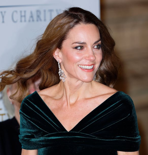 Kate Middleton | &#x397; &#x3B9;&#x3C3;&#x3C4;&#x3BF;&#x3C1;&#x3AF;&#x3B1; &#x3C0;&#x3AF;&#x3C3;&#x3C9; &#x3B1;&#x3C0;&#x3CC; &#x3C4;&#x3BF; &#x3C0;&#x3C1;&#x3AC;&#x3C3;&#x3B9;&#x3BD;&#x3BF; &#x3B2;&#x3B5;&#x3BB;&#x3BF;&#x3CD;&#x3B4;&#x3B9;&#x3BD;&#x3BF; &#x3C6;&#x3CC;&#x3C1;&#x3B5;&#x3BC;&#x3B1;