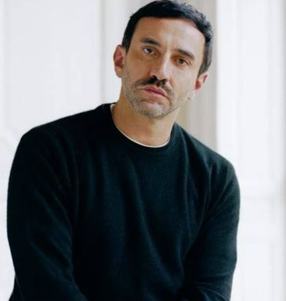 O Riccardo Tisci &#x3B5;&#x3AF;&#x3BD;&#x3B1;&#x3B9; o &#x3BD;&#x3AD;&#x3BF;&#x3C2; &#x3BA;&#x3B1;&#x3BB;&#x3BB;&#x3B9;&#x3C4;&#x3B5;&#x3C7;&#x3BD;&#x3B9;&#x3BA;&#x3CC;&#x3C2; &#x3B4;&#x3B9;&#x3B5;&#x3C5;&#x3B8;&#x3C5;&#x3BD;&#x3C4;&#x3AE;&#x3C2; &#x3C4;&#x3BF;&#x3C5; &#x3BF;&#x3AF;&#x3BA;&#x3BF;&#x3C5; Burberry