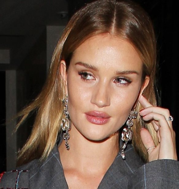 Rosie Huntington &#x2013; Whiteley | &#x3A4;&#x3B9; &#x3C6;&#x3CC;&#x3C1;&#x3B5;&#x3C3;&#x3B5; &#x3C3;&#x3C4;&#x3BF; &#x3B1;&#x3B5;&#x3C1;&#x3BF;&#x3B4;&#x3C1;&#x3CC;&#x3BC;&#x3B9;&#x3BF; &#x3C0;&#x3BF;&#x3C5; &#x3B4;&#x3B5;&#x3BD; &#x3C0;&#x3B5;&#x3C1;&#x3B9;&#x3BC;&#x3AD;&#x3BD;&#x3B1;&#x3BC;&#x3B5;;