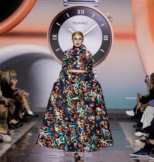&#x397; Huawei &#x3C3;&#x3C4;&#x3B7;&#x3C1;&#x3AF;&#x3B6;&#x3B5;&#x3B9; &#x3C4;&#x3B1; New Designers Awards &#x3BA;&#x3B1;&#x3B9; &#x3B2;&#x3C1;&#x3B1;&#x3B2;&#x3B5;&#x3CD;&#x3B5;&#x3C4;&#x3B1;&#x3B9; &#x3C9;&#x3C2; &quot;Best Fashion Tech Wearable&quot;