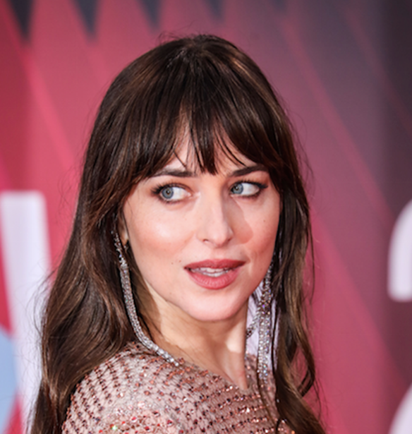 &#x397; Dakota Johnson &#x3C0;&#x3C1;&#x3BF;&#x3C3;&#x3C0;&#x3B1;&#x3B8;&#x3B5;&#x3AF; &#x3BD;&#x3B1; &#x3BA;&#x3BF;&#x3B9;&#x3BC;&#x3AC;&#x3C4;&#x3B1;&#x3B9; 14 &#x3CE;&#x3C1;&#x3B5;&#x3C2; &#x3C4;&#x3B7;&#x3BD; &#x3B7;&#x3BC;&#x3AD;&#x3C1;&#x3B1;. &#x39A;&#x3B1;&#x3B9; &#x3C5;&#x3C0;&#x3AC;&#x3C1;&#x3C7;&#x3B5;&#x3B9; &#x3BB;&#x3CC;&#x3B3;&#x3BF;&#x3C2; &#x3B3;&#x3B9;&#x3B1; &#x3B1;&#x3C5;&#x3C4;&#x3CC;.
