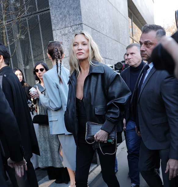 Kate Moss | &#x3A4;&#x3BF; look &#x3C4;&#x3B7;&#x3C2; &#x3C3;&#x3C4;&#x3B7;&#x3BD; &#x395;&#x3B2;&#x3B4;&#x3BF;&#x3BC;&#x3AC;&#x3B4;&#x3B1; &#x39C;&#x3CC;&#x3B4;&#x3B1;&#x3C2; &#x3C4;&#x3BF;&#x3C5; &#x3A0;&#x3B1;&#x3C1;&#x3B9;&#x3C3;&#x3B9;&#x3BF;&#x3CD; &#x3BC;&#x3B5; &#x3C4;&#x3BF; fashion item &#x3C0;&#x3BF;&#x3C5; &#x3B8;&#x3B1; &#x3BA;&#x3AC;&#x3BD;&#x3B5;&#x3B9; &#x3C4;&#x3BF; &#x3BC;&#x3B5;&#x3B3;&#x3B1;&#x3BB;&#x3CD;&#x3C4;&#x3B5;&#x3C1;&#x3BF; comeback &#x3C3;&#x3C4;&#x3B9;&#x3C2; &#x3C4;&#x3AC;&#x3C3;&#x3B5;&#x3B9;&#x3C2;