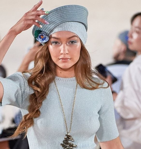 H Gigi Hadid &#x3B5;&#x3C4;&#x3BF;&#x3B9;&#x3BC;&#x3AC;&#x3B6;&#x3B5;&#x3C4;&#x3B1;&#x3B9; &#x3BD;&#x3B1; &#x3BB;&#x3B1;&#x3BD;&#x3C3;&#x3AC;&#x3C1;&#x3B5;&#x3B9; &#x3C4;&#x3B7; &#x3B4;&#x3B9;&#x3BA;&#x3AE; &#x3C4;&#x3B7;&#x3C2; &#x3C3;&#x3B5;&#x3B9;&#x3C1;&#x3AC; &#x3BC;&#x3B5; &#x3C1;&#x3BF;&#x3CD;&#x3C7;&#x3B1;