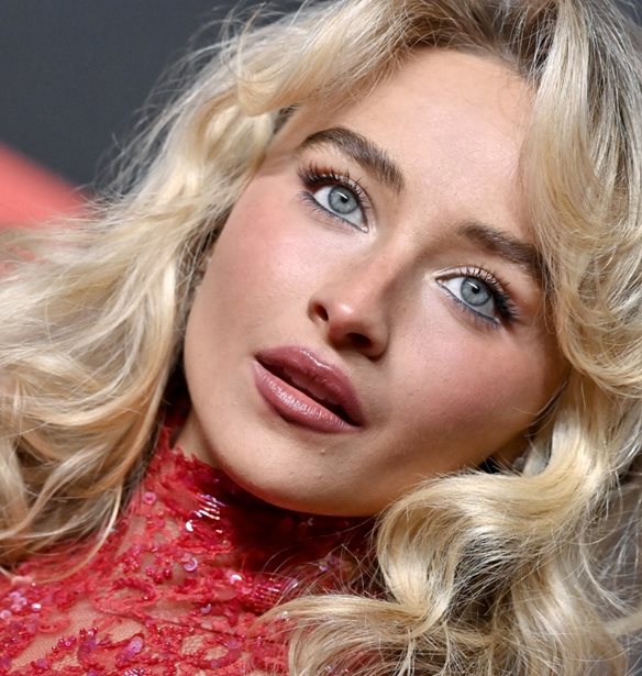 Sabrina Carpenter | &#x3A4;&#x3BF; preppy &#x3BC;&#x3B1;&#x3BD;&#x3B9;&#x3BA;&#x3B9;&#x3BF;&#x3CD;&#x3C1; &#x3C4;&#x3B7;&#x3C2; &#x3C3;&#x3C5;&#x3BD;&#x3B4;&#x3C5;&#x3AC;&#x3B6;&#x3B5;&#x3B9; &#x3B4;&#x3CD;&#x3BF; &#x3C4;&#x3AC;&#x3C3;&#x3B5;&#x3B9;&#x3C2; &#x3C0;&#x3BF;&#x3C5; &#x3C0;&#x3C1;&#x3AD;&#x3C0;&#x3B5;&#x3B9; &#x3BF;&#x3C0;&#x3C9;&#x3C3;&#x3B4;&#x3AE;&#x3C0;&#x3BF;&#x3C4;&#x3B5; &#x3BD;&#x3B1; &#x3B1;&#x3BA;&#x3BF;&#x3BB;&#x3BF;&#x3C5;&#x3B8;&#x3AE;&#x3C3;&#x3B5;&#x3B9;&#x3C2;