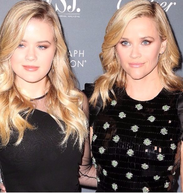 H Reese Witherspoon &#x3BC;&#x3CC;&#x3BB;&#x3B9;&#x3C2; &#x3AD;&#x3BA;&#x3B1;&#x3BD;&#x3B5; &#x3C4;&#x3BF; &#x3B1;&#x3C0;&#x3CC;&#x3BB;&#x3C5;&#x3C4;&#x3BF; twinning look &#x3BC;&#x3B1;&#x3B6;&#x3AF; &#x3BC;&#x3B5; &#x3C4;&#x3B7;&#x3BD; &#x3BA;&#x3CC;&#x3C1;&#x3B7; &#x3C4;&#x3B7;&#x3C2;