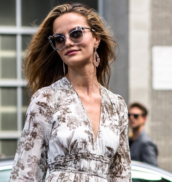 10 μάξι φορέματα που θα σε κάνουν να νιώθεις άνετα τώρα που έχει καύσωνα