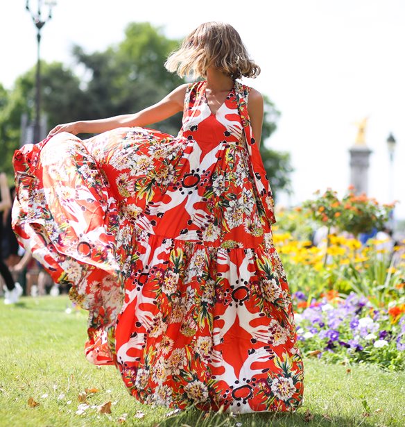 Maxi φόρεμα: Πώς να το φορέσεις στην ωραιότερη εποχή του