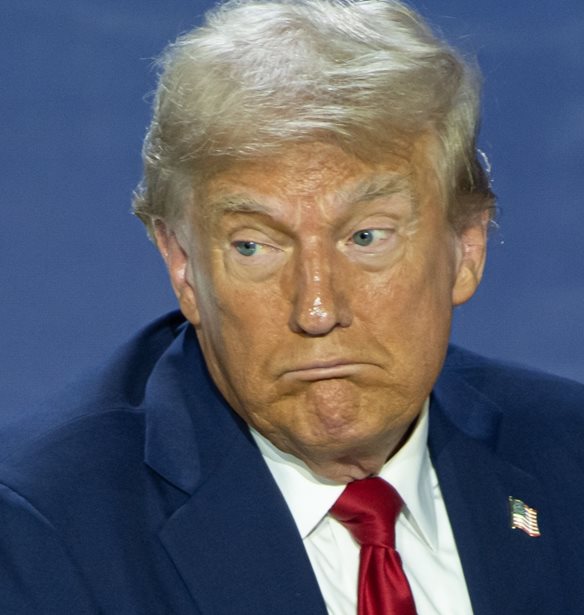 Donald Trump | &#x39F; &#x3B3;&#x3B9;&#x3BF;&#x3C2; &#x3C4;&#x3BF;&#x3C5;, Barron &#x3BA;&#x3B5;&#x3C1;&#x3B4;&#x3AF;&#x3B6;&#x3B5;&#x3B9; &#x3C4;&#x3B1; &#x3B2;&#x3BB;&#x3AD;&#x3BC;&#x3BC;&#x3B1;&#x3C4;&#x3B1; &#x3C3;&#x3B5; &#x3BF;&#x3BC;&#x3B9;&#x3BB;&#x3AF;&#x3B1; &#x3C4;&#x3BF;&#x3C5;