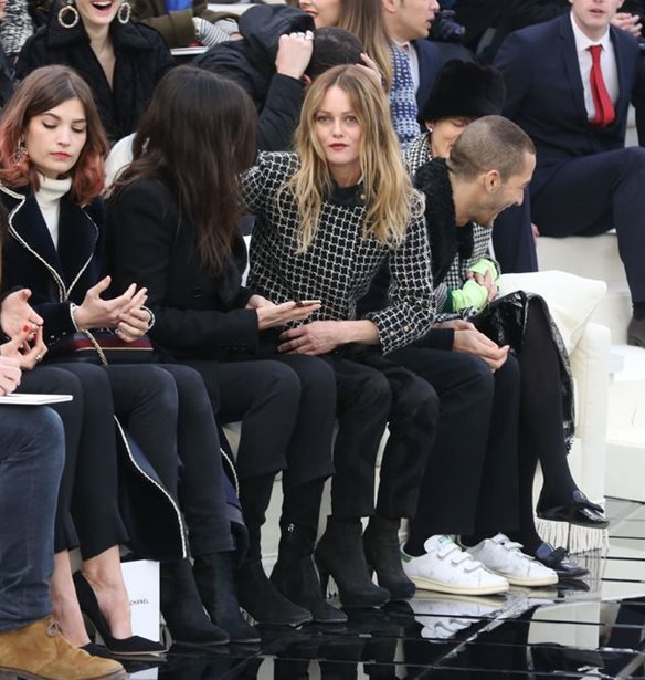 Chanel Haute Couture S/S &#x27;17: &#x39F;&#x3B9; stylish &#x3C0;&#x3B1;&#x3C1;&#x3BF;&#x3C5;&#x3C3;&#x3AF;&#x3B5;&#x3C2; &#x3C3;&#x3C4;&#x3BF; front row