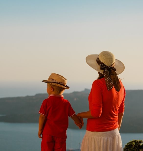 Δύο μαμάδες ακριτικών νησιών μιλούν στη Madame Figaro για τις δικές τους ιστορίες μητρότητας