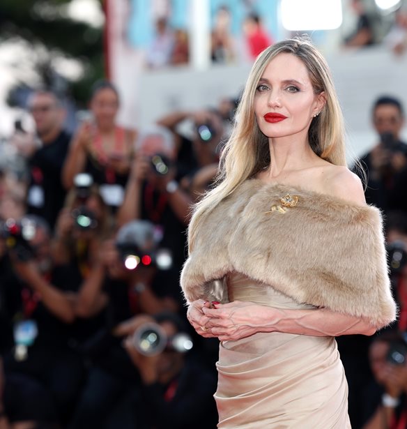 Η Angelina Jolie αποκαλύπτει εικόνες από τη διπλή μαστεκτομή της | "Μοιράζομαι αυτές τις ουλές με πολλές γυναίκες που αγαπώ"