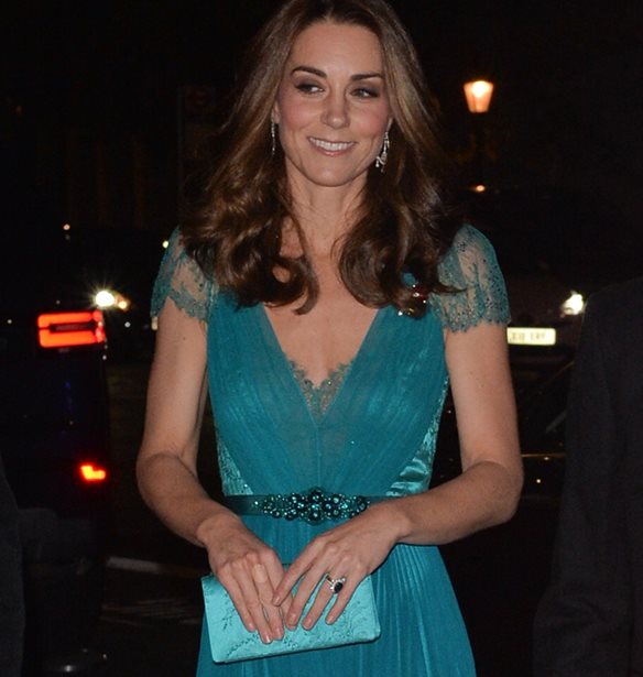 Kate Middleton | &#x388;&#x3B2;&#x3B1;&#x3BB;&#x3B5; &#x3C6;&#x3CC;&#x3C1;&#x3B5;&#x3BC;&#x3B1; &#x3C0;&#x3BF;&#x3C5; &#x3B5;&#x3AF;&#x3C7;&#x3B5; &#x3C6;&#x3BF;&#x3C1;&#x3AD;&#x3C3;&#x3B5;&#x3B9; &#x3C0;&#x3C1;&#x3B9;&#x3BD; &#x3B1;&#x3C0;&#x3CC; 6 &#x3C7;&#x3C1;&#x3CC;&#x3BD;&#x3B9;&#x3B1;