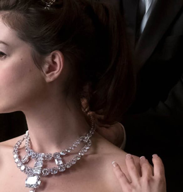 Ocean&#x27;s 8: &#x397; &#x3B9;&#x3C3;&#x3C4;&#x3BF;&#x3C1;&#x3AF;&#x3B1; &#x3C0;&#x3AF;&#x3C3;&#x3C9; &#x3B1;&#x3C0;&#x3CC; &#x3C4;&#x3BF; &#x3BA;&#x3CC;&#x3C3;&#x3BC;&#x3B7;&#x3BC;&#x3B1; &#x3C4;&#x3BF;&#x3C5; &#x3BF;&#x3AF;&#x3BA;&#x3BF;&#x3C5; Cartier