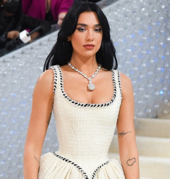 Met Gala 2023 | &#x397; Dua Lipa &#x3BC;&#x3B5; vintage Chanel &#x3B4;&#x3B7;&#x3BC;&#x3B9;&#x3BF;&#x3C5;&#x3C1;&#x3B3;&#x3AF;&#x3B1; &#x3C0;&#x3BF;&#x3C5; &#x3B5;&#x3AF;&#x3C7;&#x3B5; &#x3C6;&#x3BF;&#x3C1;&#x3AD;&#x3C3;&#x3B5;&#x3B9; &#x3B7; Claudia Schiffer, &#x3C4;&#x3BF; 1992