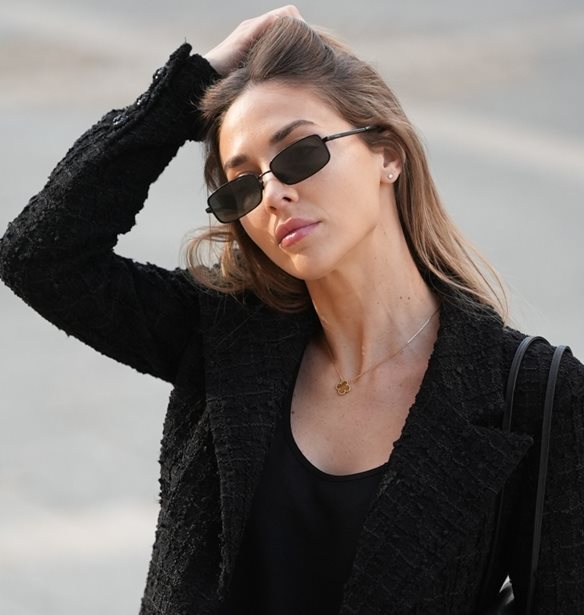 Έχεις λεπτά μαλλιά; Δες πώς πρέπει να τα λούζεις για περισσότερο όγκο