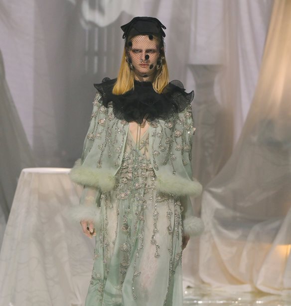 Alessandro Michele &#x3C3;&#x3C4;&#x3BF;&#x3BD; Valentino | &#x393;&#x3B9;&#x3B1;&#x3C4;&#x3AF; &#x3BC;&#x3B1;&#x3C2; &#x3C3;&#x3C5;&#x3B3;&#x3BA;&#x3B9;&#x3BD;&#x3B5;&#x3AF; &#x3C4;&#x3CC;&#x3C3;&#x3BF; &#x3C0;&#x3BF;&#x3BB;&#x3CD; &#x3B7; &#x3B5;&#x3C0;&#x3B9;&#x3C3;&#x3C4;&#x3C1;&#x3BF;&#x3C6;&#x3AE; &#x3C4;&#x3BF;&#x3C5; &#x3BC;&#x3B1;&#x3BE;&#x3B9;&#x3BC;&#x3B1;&#x3BB;&#x3B9;&#x3C3;&#x3BC;&#x3BF;&#x3CD;;