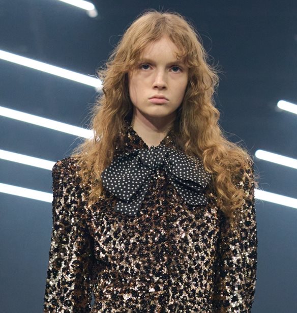 Πώς θα ντυθείς κομψά τα Χριστούγεννα και την Πρωτοχρονιά σύμφωνα με τους οίκους μόδας