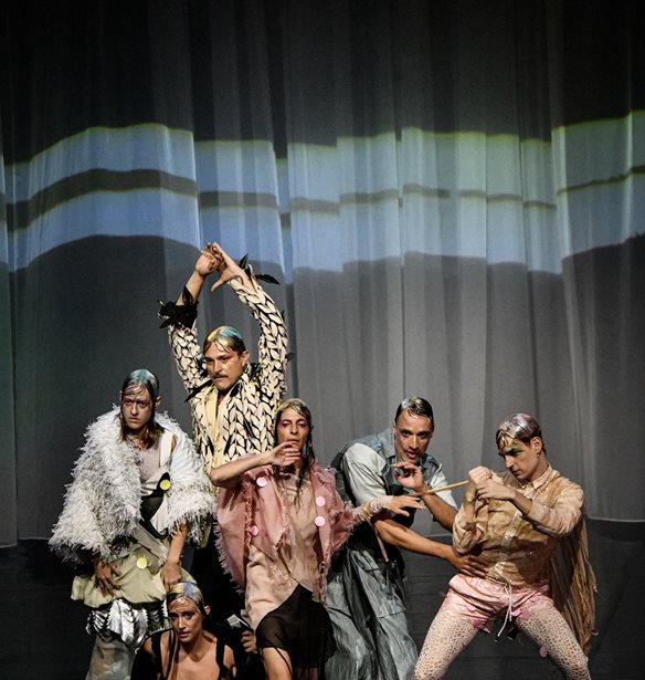 &#x395;&#x3BB;&#x3BB;&#x3B7;&#x3BD;&#x3B9;&#x3BA;&#x3AE; &#x39C;&#x3CC;&#x3B4;&#x3B1; | The show must go on