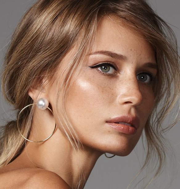 Δέρμα που λάμπει στις γιορτές; H ρουτίνα ανάπλασης που λειαίνει ρυτίδες και επαναφέρει τη νεανική όψη ενώ εσύ ξεκουράζεσαι