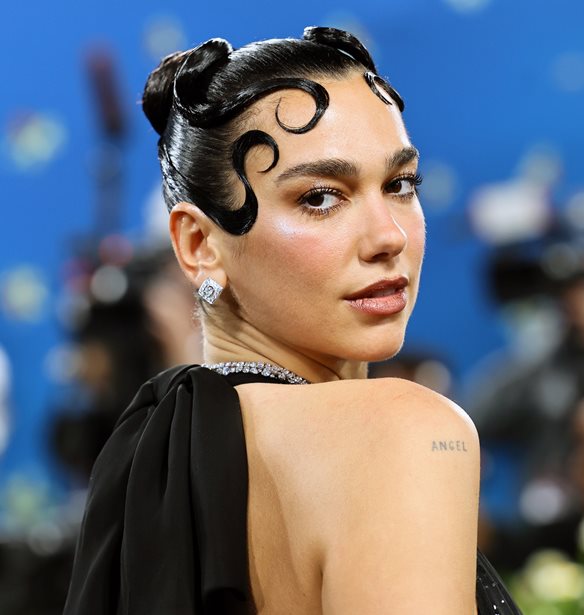 &#x3A4;&#x3BF; &#x3B1;&#x3C0;&#x3BB;&#x3CC; nail art &#x3C4;&#x3B7;&#x3C2; Dua Lipa &#x3B5;&#x3AF;&#x3BD;&#x3B1;&#x3B9; &#x3B7; &#x2018;60s &#x3C0;&#x3B9;&#x3BD;&#x3B5;&#x3BB;&#x3B9;&#x3AC; &#x3C0;&#x3BF;&#x3C5; &#x3AD;&#x3C7;&#x3B5;&#x3B9; &#x3B1;&#x3BD;&#x3AC;&#x3B3;&#x3BA;&#x3B7; &#x3C4;&#x3BF; &#x3BC;&#x3B1;&#x3BD;&#x3B9;&#x3BA;&#x3B9;&#x3BF;&#x3CD;&#x3C1; &#x3C3;&#x3BF;&#x3C5;