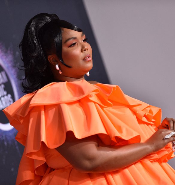 &quot;&#x394;&#x3B5;&#x3BD; &#x3B5;&#x3AF;&#x3BC;&#x3B1;&#x3B9; &#x3B7; &#x3BA;&#x3B1;&#x3BA;&#x3B9;&#x3AC; &#x3C4;&#x3B7;&#x3C2; &#x3C5;&#x3C0;&#x3CC;&#x3B8;&#x3B5;&#x3C3;&#x3B7;&#x3C2;&quot; | &#x397; Lizzo &#x3B1;&#x3C0;&#x3B1;&#x3BD;&#x3C4;&#x3AC; &#x3B3;&#x3B9;&#x3B1; &#x3C0;&#x3C1;&#x3CE;&#x3C4;&#x3B7; &#x3C6;&#x3BF;&#x3C1;&#x3AC; &#x3C3;&#x3C4;&#x3B9;&#x3C2; &#x3BA;&#x3B1;&#x3C4;&#x3B1;&#x3B3;&#x3B3;&#x3B5;&#x3BB;&#x3AF;&#x3B5;&#x3C2; &#x3C4;&#x3C9;&#x3BD; &#x3C7;&#x3BF;&#x3C1;&#x3B5;&#x3C5;&#x3C4;&#x3C1;&#x3B9;&#x3CE;&#x3BD; &#x3C4;&#x3B7;&#x3C2; &#x3BC;&#x3B5; &#x3AD;&#x3BD;&#x3B1; &#x3BC;&#x3B1;&#x3BA;&#x3C1;&#x3BF;&#x3C3;&#x3BA;&#x3B5;&#x3BB;&#x3AD;&#x3C2; &#x3BA;&#x3B5;&#x3AF;&#x3BC;&#x3B5;&#x3BD;&#x3BF;