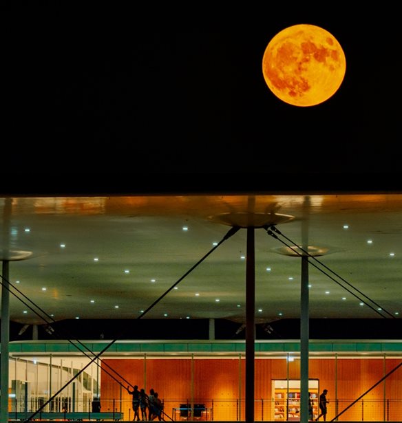 Full Moon Sleepovers | &#x3A4;&#x3C1;&#x3B5;&#x3B9;&#x3C2; &#x3B2;&#x3C1;&#x3B1;&#x3B4;&#x3B9;&#x3AD;&#x3C2; &#x3B3;&#x3B5;&#x3BC;&#x3AC;&#x3C4;&#x3B5;&#x3C2; &#x3C3;&#x3B9;&#x3BD;&#x3B5;&#x3BC;&#x3AC;, &#x3C0;&#x3B1;&#x3B9;&#x3C7;&#x3BD;&#x3AF;&#x3B4;&#x3B9;&#x3B1; &#x3BA;&#x3B1;&#x3B9; &#x3C7;&#x3B1;&#x3BB;&#x3AC;&#x3C1;&#x3C9;&#x3C3;&#x3B7; &#x3BA;&#x3AC;&#x3C4;&#x3C9; &#x3B1;&#x3C0;&#x2019; &#x3C4;&#x3BF; &#x3C6;&#x3C9;&#x3C2; &#x3C4;&#x3B7;&#x3C2; &#x3C0;&#x3B1;&#x3BD;&#x3C3;&#x3B5;&#x3BB;&#x3AE;&#x3BD;&#x3BF;&#x3C5;