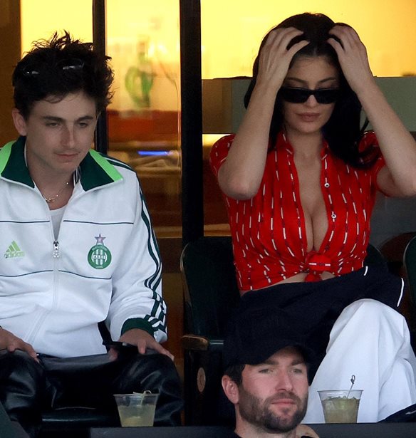 Kylie Jenner | H &#x3C4;&#x3BF;&#x3BB;&#x3BC;&#x3B7;&#x3C1;&#x3AE; &#x3B5;&#x3BC;&#x3C6;&#x3AC;&#x3BD;&#x3B9;&#x3C3;&#x3B7; &#x3C3;&#x3B5; &#x3B1;&#x3B3;&#x3CE;&#x3BD;&#x3B1; &#x3C4;&#x3AD;&#x3BD;&#x3B9;&#x3C2; &#x3B4;&#x3AF;&#x3C0;&#x3BB;&#x3B1; &#x3C3;&#x3C4;&#x3BF;&#x3BD; Timoth&#xE9;e Chalamet