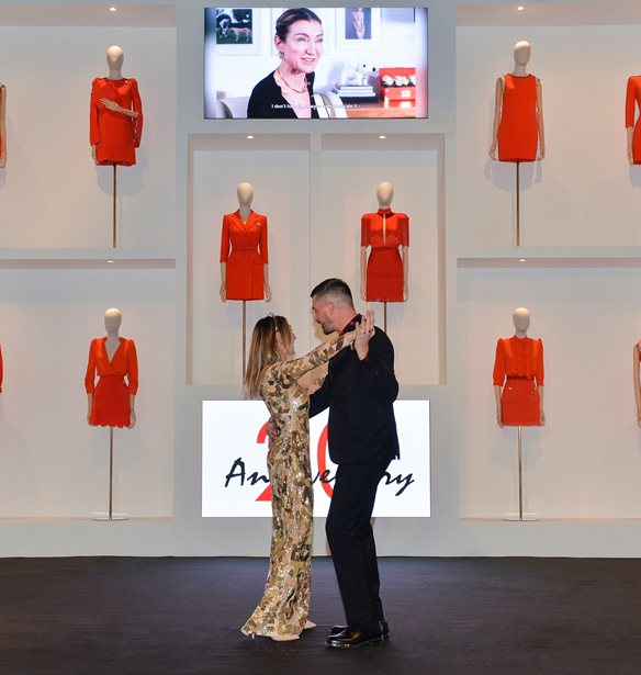 20 &#x3C7;&#x3C1;&#x3CC;&#x3BD;&#x3B9;&#x3B1; Elisabetta Franchi: &#x38C;&#x3BB;&#x3B1; &#x3CC;&#x3C3;&#x3B1; &#x3AD;&#x3B3;&#x3B9;&#x3BD;&#x3B1;&#x3BD; &#x3C3;&#x3C4;&#x3BF; &#x3BB;&#x3B1;&#x3BC;&#x3C0;&#x3B5;&#x3C1;&#x3CC; party &#x3C3;&#x3C4;&#x3BF; &#x39C;&#x3B9;&#x3BB;&#x3AC;&#x3BD;&#x3BF;