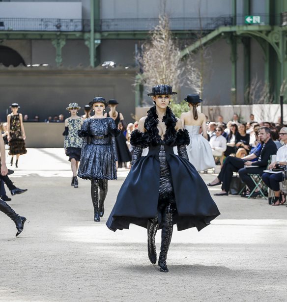 Chanel Haute Couture AW17: Ένα φαντασμαγορικό show υπό τη σκιά του Πύργου του Eiffel