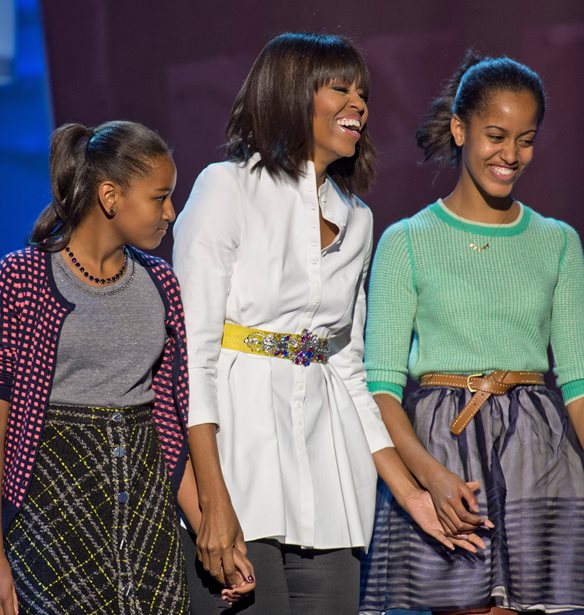 Michelle Obama: &#x391;&#x3C0;&#x3BF;&#x3BA;&#x3AC;&#x3BB;&#x3C5;&#x3C8;&#x3B5; &#x3AD;&#x3BD;&#x3B1; &#x3B1;&#x3C3;&#x3C4;&#x3B5;&#x3AF;&#x3BF; &#x3C3;&#x3C4;&#x3B9;&#x3B3;&#x3BC;&#x3B9;&#x3CC;&#x3C4;&#x3C5;&#x3C0;&#x3BF; &#x3BC;&#x3B5; &#x3C4;&#x3B7;&#x3BD; &#x3BA;&#x3CC;&#x3C1;&#x3B7; &#x3C4;&#x3B7;&#x3C2;, Malia