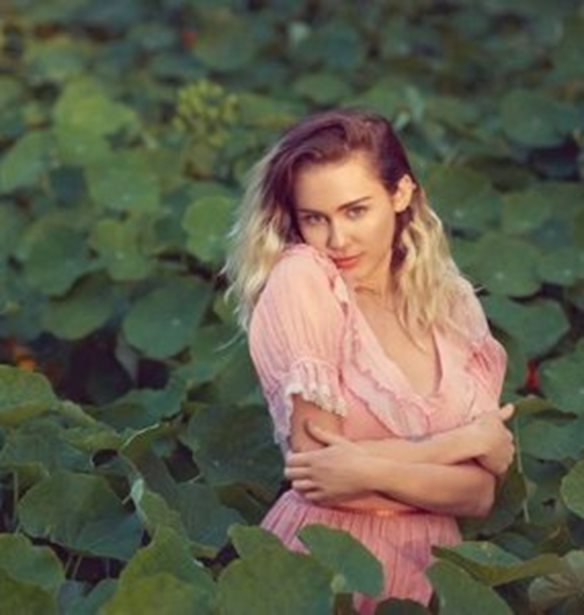 Miley Cyrus | &#x39C;&#x3AE;&#x3C0;&#x3C9;&#x3C2; &#x3BC;&#x3AC;&#x3C2; &#x3BA;&#x3C1;&#x3CD;&#x3B2;&#x3B5;&#x3B9; &#x3C4;&#x3B7;&#x3BD; &#x3B5;&#x3B3;&#x3BA;&#x3C5;&#x3BC;&#x3BF;&#x3C3;&#x3CD;&#x3BD;&#x3B7; &#x3C4;&#x3B7;&#x3C2;;