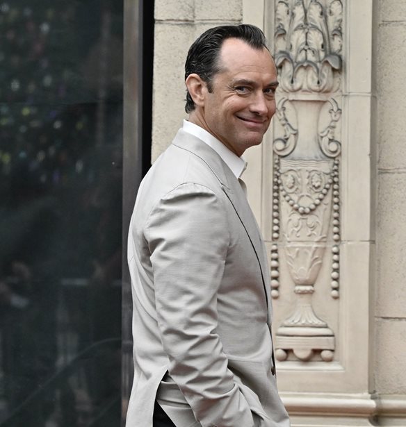 Jude Law | &#x391;&#x3C0;&#x3AD;&#x3BA;&#x3C4;&#x3B7;&#x3C3;&#x3B5; &#x3C4;&#x3BF; &#x3B4;&#x3B9;&#x3BA;&#x3CC; &#x3C4;&#x3BF;&#x3C5; &#x3B1;&#x3C3;&#x3C4;&#x3AD;&#x3C1;&#x3B9; &#x3C3;&#x3C4;&#x3B7; &#x39B;&#x3B5;&#x3C9;&#x3C6;&#x3CC;&#x3C1;&#x3BF; &#x3C4;&#x3B7;&#x3C2; &#x394;&#x3CC;&#x3BE;&#x3B1;&#x3C2; - &#x397; &#x3C3;&#x3CD;&#x3B6;&#x3C5;&#x3B3;&#x3BF;&#x3C2; &#x3BA;&#x3B1;&#x3B9; &#x3C4;&#x3B1; &#x3C0;&#x3B1;&#x3B9;&#x3B4;&#x3B9;&#x3AC; &#x3C4;&#x3BF;&#x3C5; &#x3C3;&#x3C4;&#x3B7;&#x3BD; &#x3C4;&#x3B5;&#x3BB;&#x3B5;&#x3C4;&#x3AE;