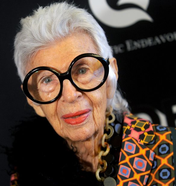 Iris Apfel | 102 &#x3C7;&#x3C1;&#x3CC;&#x3BD;&#x3B9;&#x3B1; &#x3B4;&#x3B9;&#x3B1;&#x3C7;&#x3C1;&#x3BF;&#x3BD;&#x3B9;&#x3BA;&#x3BF;&#x3CD; &#x3BA;&#x3B1;&#x3B9; &#x3C0;&#x3BF;&#x3BB;&#x3CD;&#x3C7;&#x3C1;&#x3C9;&#x3BC;&#x3BF;&#x3C5; &#x3C3;&#x3C4;&#x3B9;&#x3BB;