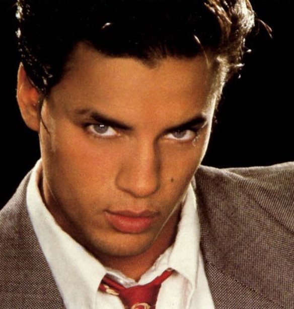&#x39F; &#x3C4;&#x3C1;&#x3B1;&#x3B3;&#x3BF;&#x3C5;&#x3B4;&#x3B9;&#x3C3;&#x3C4;&#x3AE;&#x3C2; &#x3BA;&#x3B1;&#x3B9; &#x3BC;&#x3BF;&#x3BD;&#x3C4;&#x3AD;&#x3BB;&#x3BF; Nick Kamen &#x3AD;&#x3C6;&#x3C5;&#x3B3;&#x3B5; &#x3B1;&#x3C0;&#x3CC; &#x3C4;&#x3B7; &#x3B6;&#x3C9;&#x3AE; &#x3C3;&#x3B5; &#x3B7;&#x3BB;&#x3B9;&#x3BA;&#x3AF;&#x3B1; 59 &#x3B5;&#x3C4;&#x3CE;&#x3BD;