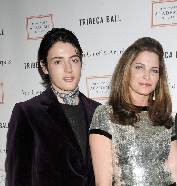 Stephanie Seymour | &#x388;&#x3C7;&#x3B1;&#x3C3;&#x3B5; &#x3C4;&#x3BF; &#x3B3;&#x3B9;&#x3BF; &#x3C4;&#x3B7;&#x3C2; &#x3B1;&#x3C0;&#x3CC; &#x3BD;&#x3B1;&#x3C1;&#x3BA;&#x3C9;&#x3C4;&#x3B9;&#x3BA;&#x3AC; &#x3C3;&#x3B5; &#x3B7;&#x3BB;&#x3B9;&#x3BA;&#x3AF;&#x3B1; 24 &#x3B5;&#x3C4;&#x3CE;&#x3BD;