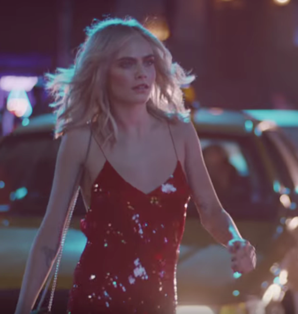 H Cara Delevingne &#x3B1;&#x3C0;&#x3BF;&#x3BA;&#x3B1;&#x3BB;&#x3CD;&#x3C0;&#x3C4;&#x3B5;&#x3B9; &#x3C4;&#x3BF; &#x3B1;&#x3B3;&#x3B1;&#x3C0;&#x3B7;&#x3BC;&#x3AD;&#x3BD;&#x3BF; &#x3C4;&#x3B7;&#x3C2; &#x3A7;&#x3C1;&#x3B9;&#x3C3;&#x3C4;&#x3BF;&#x3C5;&#x3B3;&#x3B5;&#x3BD;&#x3BD;&#x3B9;&#x3AC;&#x3C4;&#x3B9;&#x3BA;&#x3BF; outfit