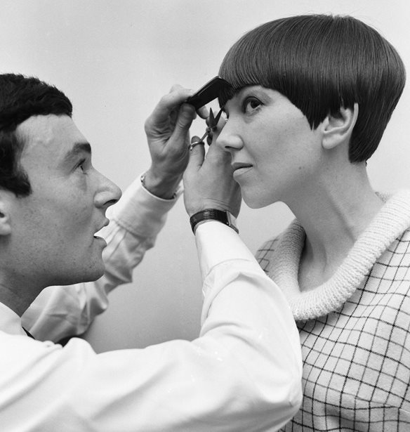 Mary Quant | &#x388;&#x3C6;&#x3C5;&#x3B3;&#x3B5; &#x3B7; &#x3C3;&#x3C7;&#x3B5;&#x3B4;&#x3B9;&#x3AC;&#x3C3;&#x3C4;&#x3C1;&#x3B9;&#x3B1; &#x3C3;&#x3C4;&#x3B7;&#x3BD; &#x3BF;&#x3C0;&#x3BF;&#x3AF;&#x3B1; &#x3B7; &#x3BC;&#x3CC;&#x3B4;&#x3B1; &#x3BF;&#x3C6;&#x3B5;&#x3AF;&#x3BB;&#x3B5;&#x3B9; &#x3C4;&#x3BF; &#x3BC;&#x3AF;&#x3BD;&#x3B9; (&#x3BA;&#x3B1;&#x3B9; &#x3C0;&#x3BF;&#x3BB;&#x3BB;&#x3AC; &#x3AC;&#x3BB;&#x3BB;&#x3B1;)