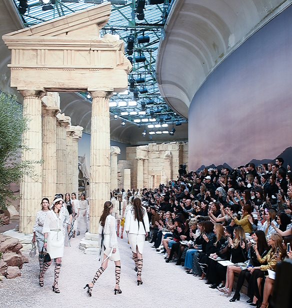 Chanel Cruise 2018: O&#x3B9; Instagram &#x3B1;&#x3BD;&#x3B1;&#x3C1;&#x3C4;&#x3AE;&#x3C3;&#x3B5;&#x3B9;&#x3C2; &#x3B1;&#x3C0;&#x3CC; &#x3C4;&#x3BF; &#x3BB;&#x3B1;&#x3BC;&#x3C0;&#x3B5;&#x3C1;&#x3CC; fashion show